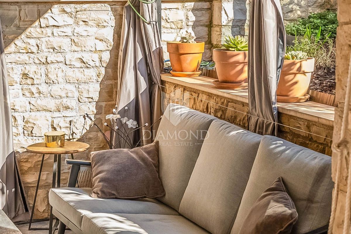 Appartamento a Medulin, oasi con terrazza e piscina a 200 m dal mare