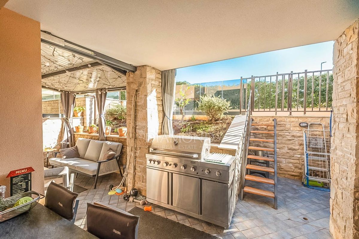 Appartamento a Medulin, oasi con terrazza e piscina a 200 m dal mare