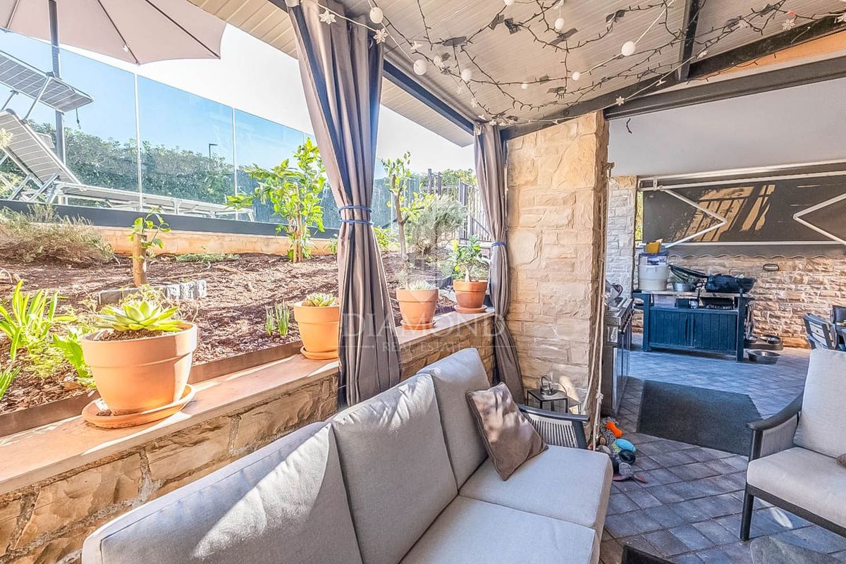 Appartamento a Medulin, oasi con terrazza e piscina a 200 m dal mare