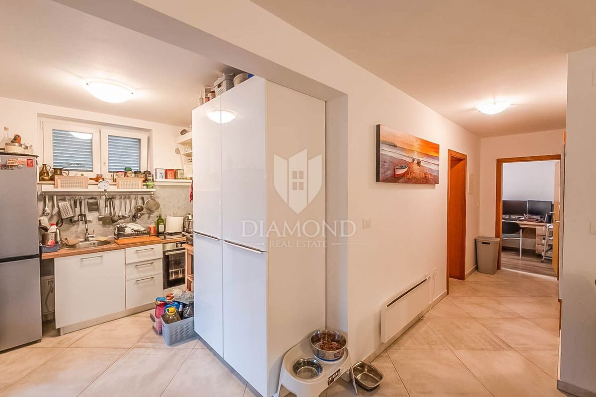 Appartamento a Medulin, oasi con terrazza e piscina a 200 m dal mare