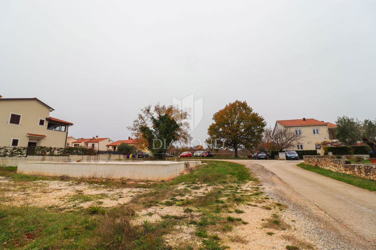 Bale, vicino al centro, terreno edificabile con permesso e progetto