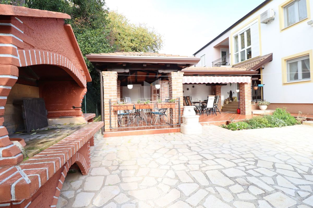 Parenzo, casa con due appartamenti e vista mare