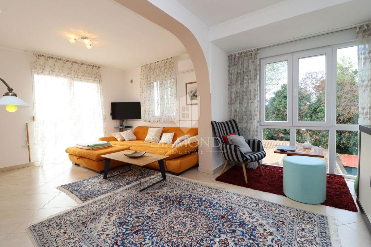 Parenzo, casa con due appartamenti e vista mare