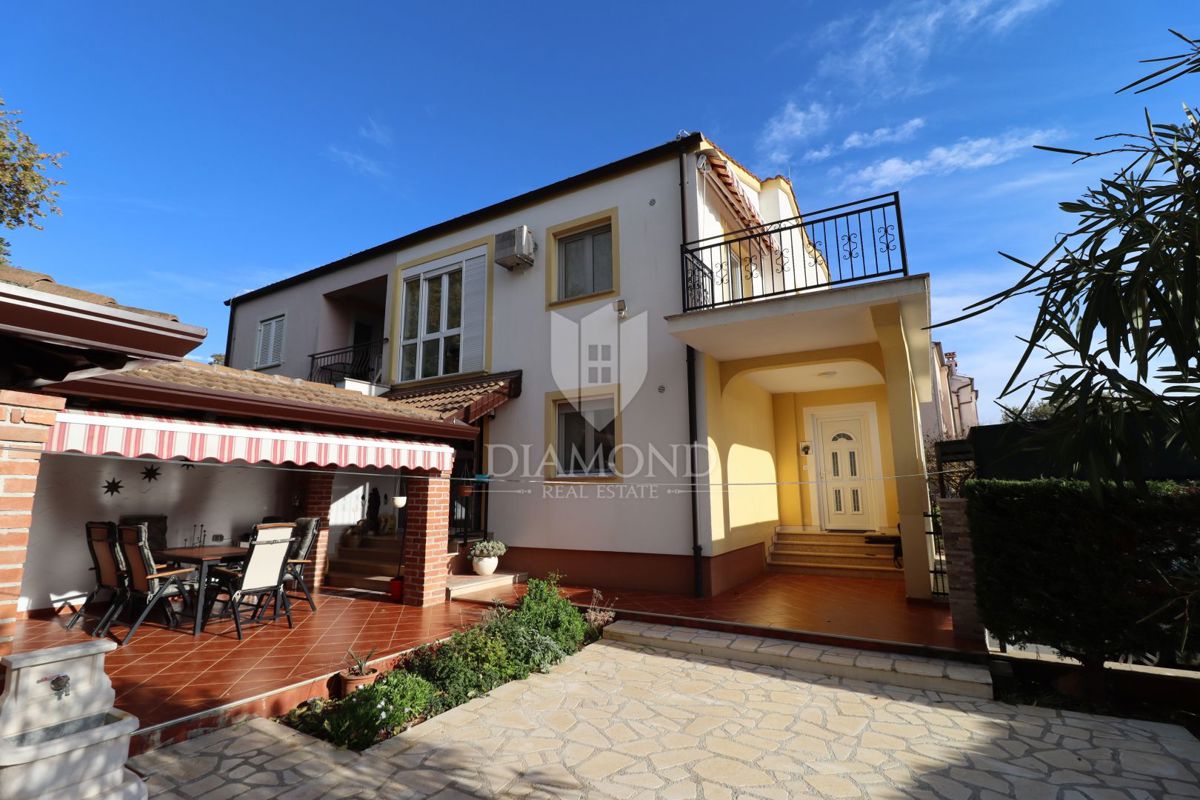 Parenzo, casa con due appartamenti e vista mare