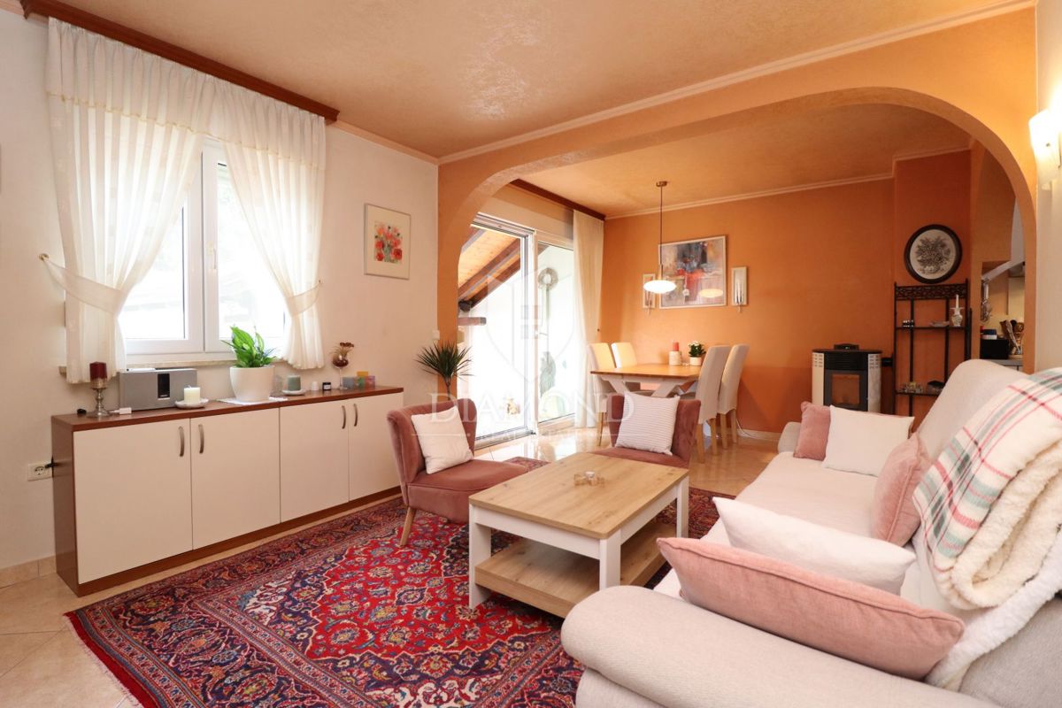 Parenzo, casa con due appartamenti e vista mare