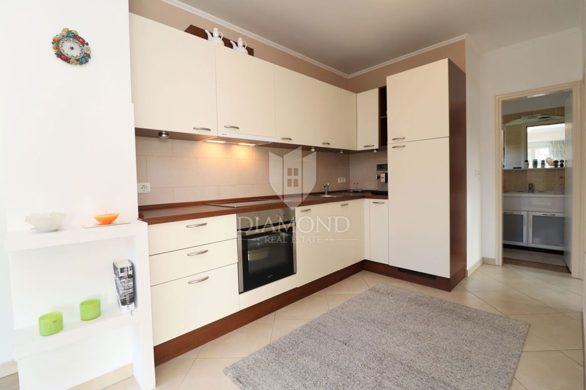 Parenzo, casa con due appartamenti e vista mare