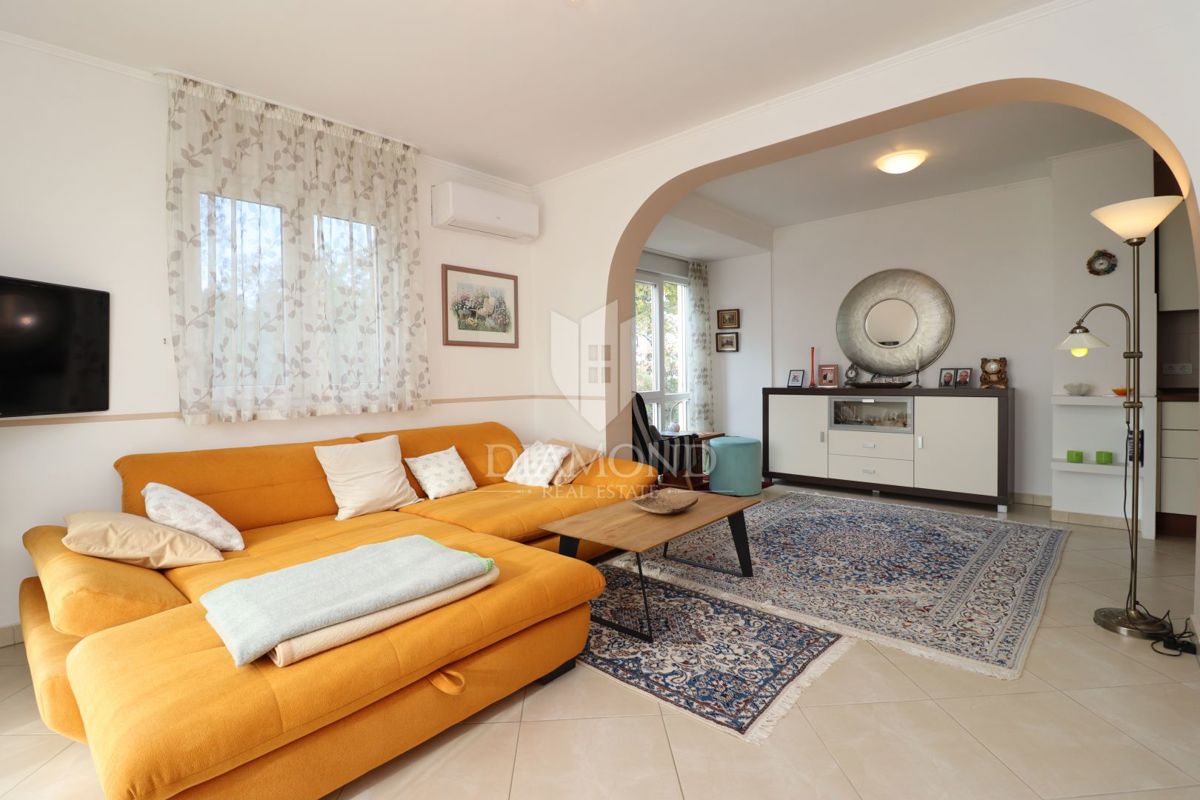 Parenzo, casa con due appartamenti e vista mare