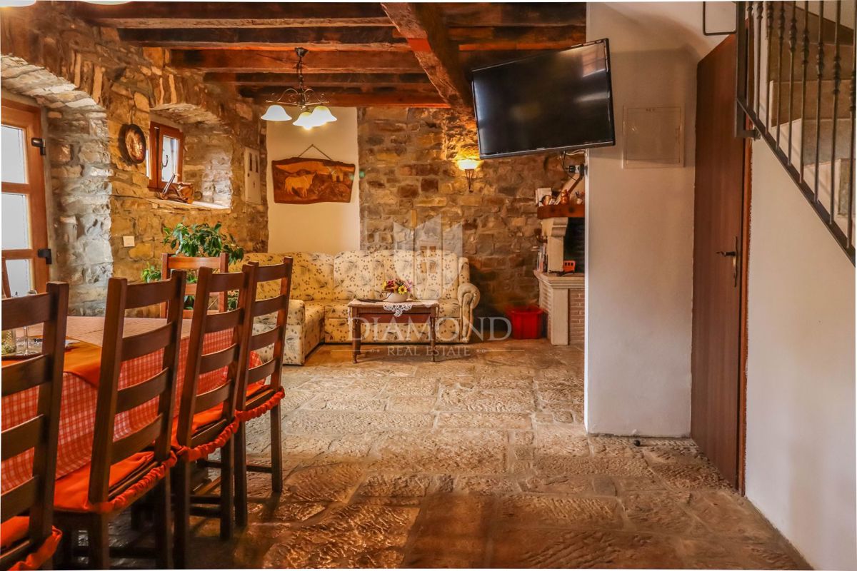 Oprtalj, casa di 139 m2 con una vista magica! 