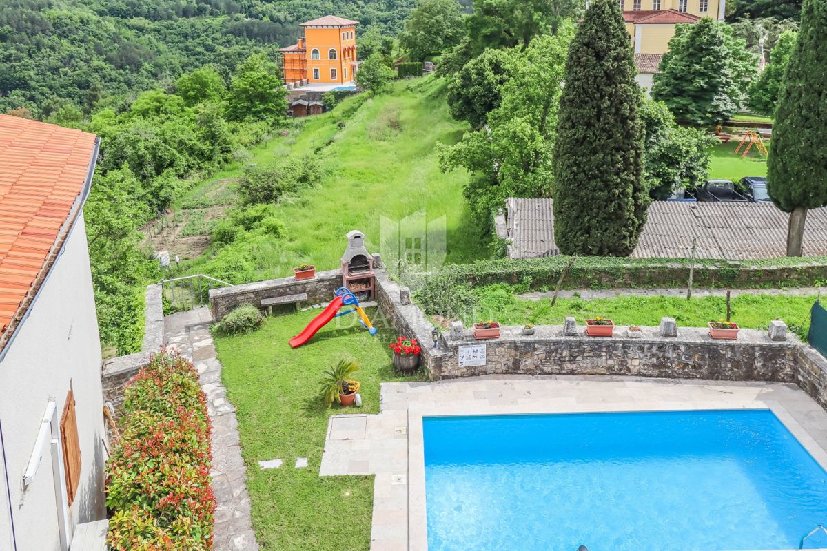 Oprtalj, casa di 139 m2 con una vista magica! 