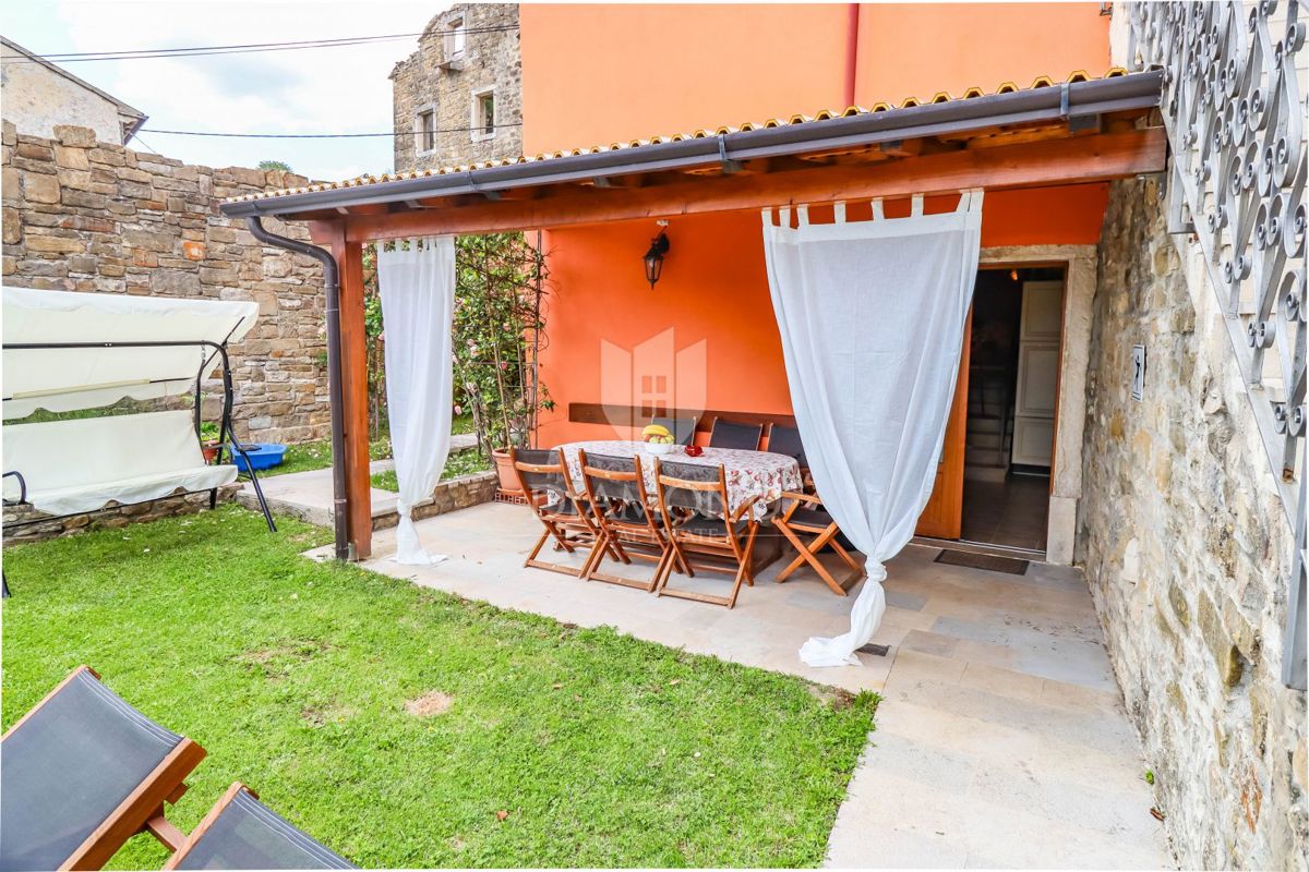 Oprtalj, casa di 139 m2 con una vista magica! 