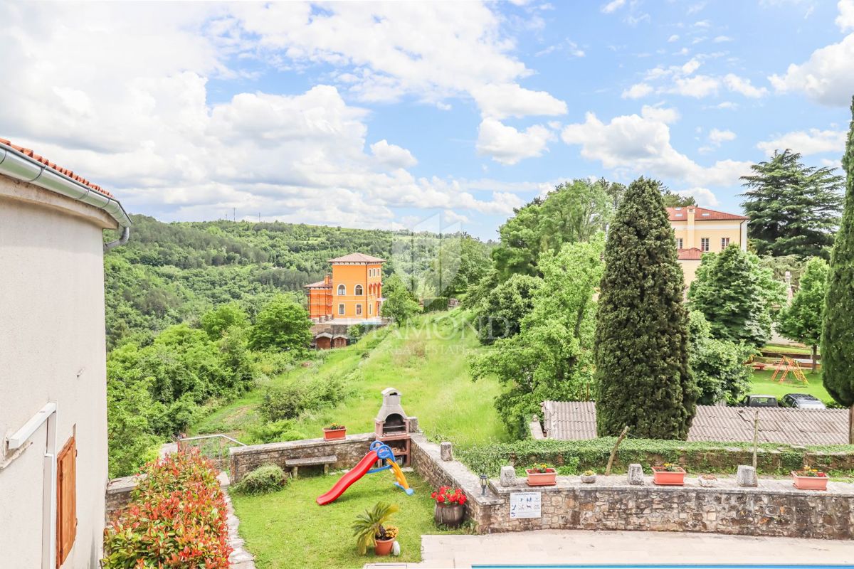 Oprtalj, casa di 139 m2 con una vista magica! 