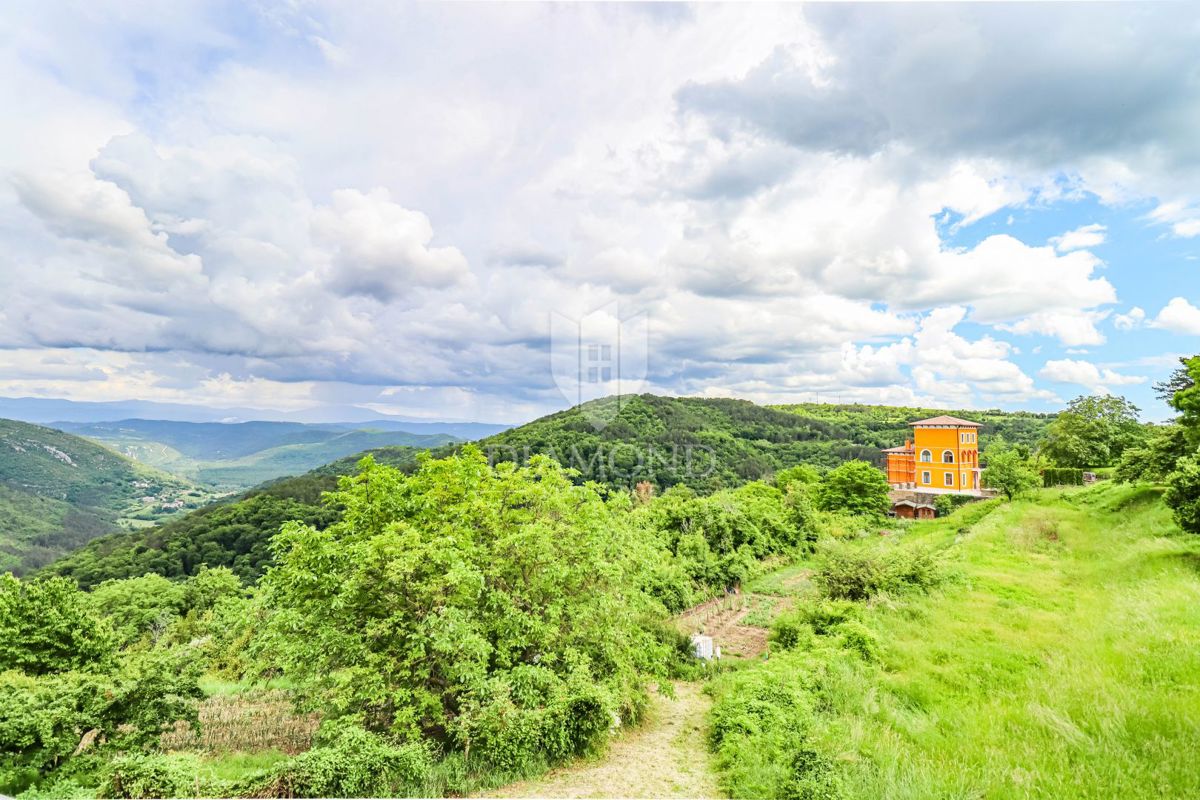 Oprtalj, casa di 139 m2 con una vista magica! 