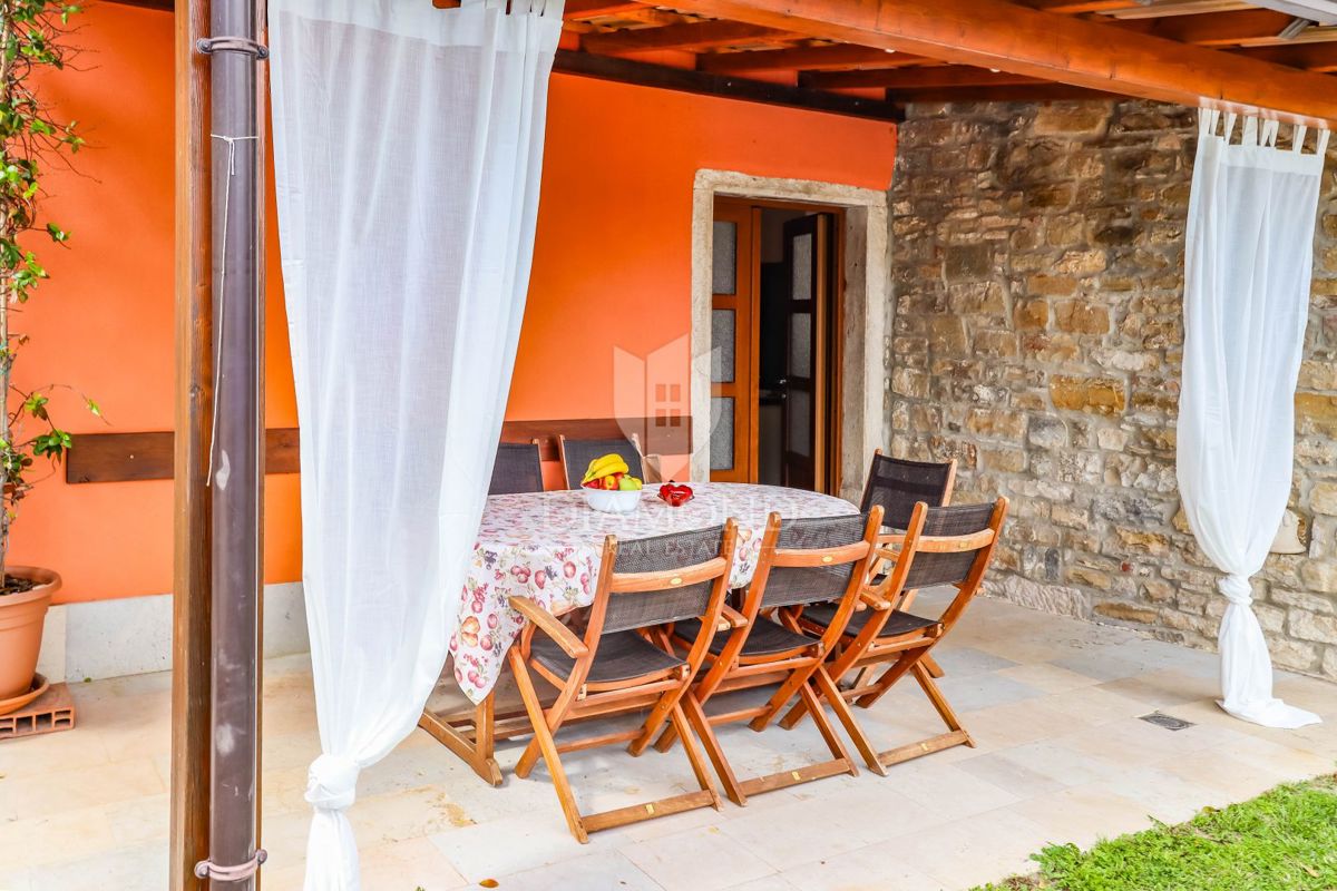 Oprtalj, casa di 139 m2 con una vista magica! 