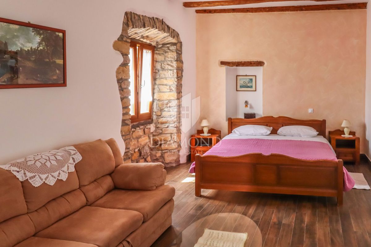 Oprtalj, casa di 139 m2 con una vista magica! 