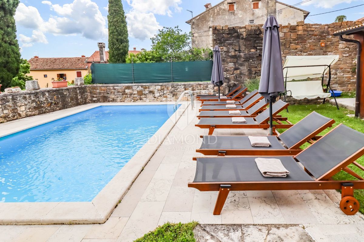 Oprtalj, casa di 139 m2 con una vista magica! 