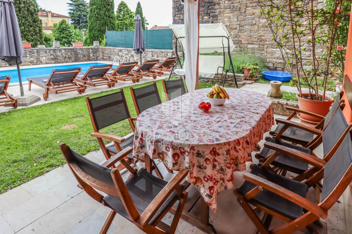 Oprtalj, casa di 139 m2 con una vista magica! 