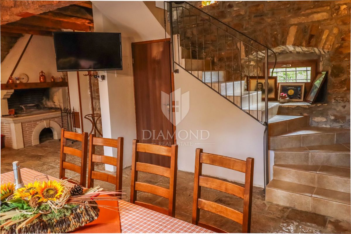 Oprtalj, casa di 139 m2 con una vista magica! 