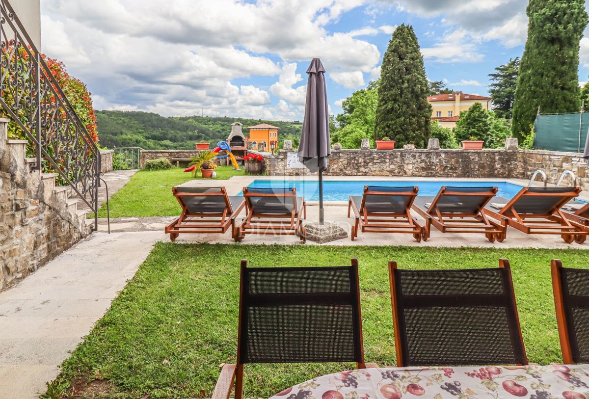 Oprtalj, casa di 139 m2 con una vista magica! 