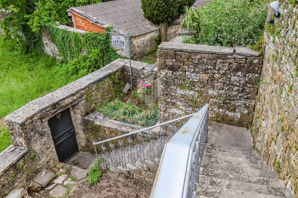 Oprtalj, casa di 139 m2 con una vista magica! 