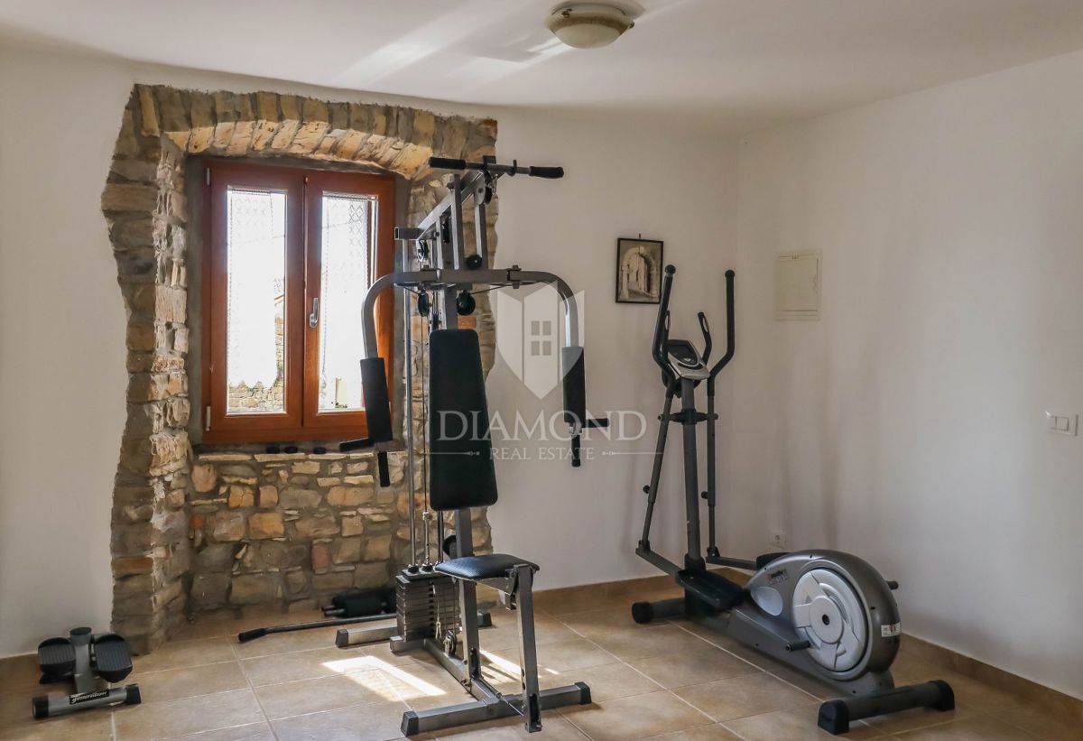 Oprtalj, casa di 139 m2 con una vista magica! 