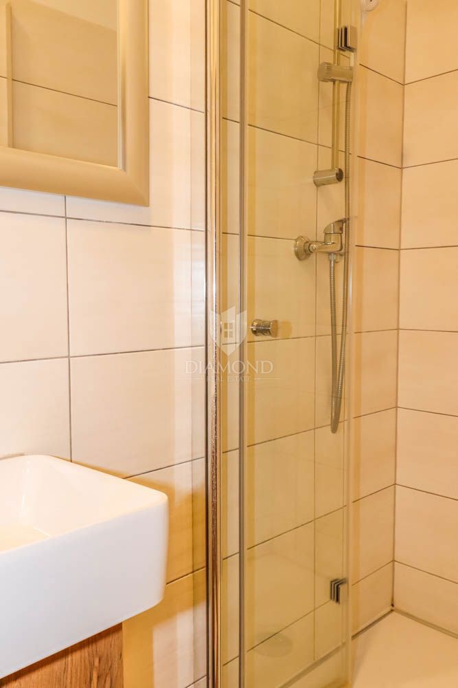 Pola, centro, piano con tre unità abitative