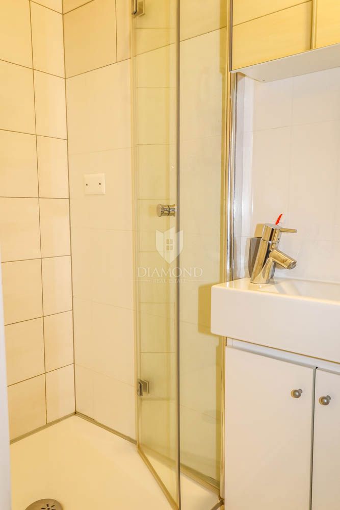 Pola, centro, piano con tre unità abitative