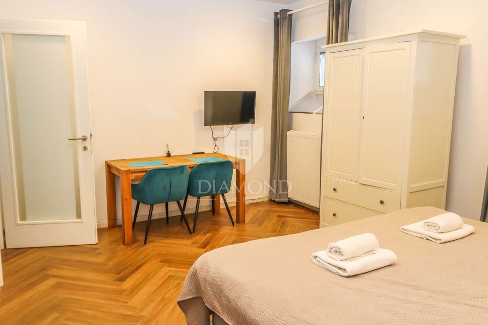 Pola, centro, piano con tre unità abitative