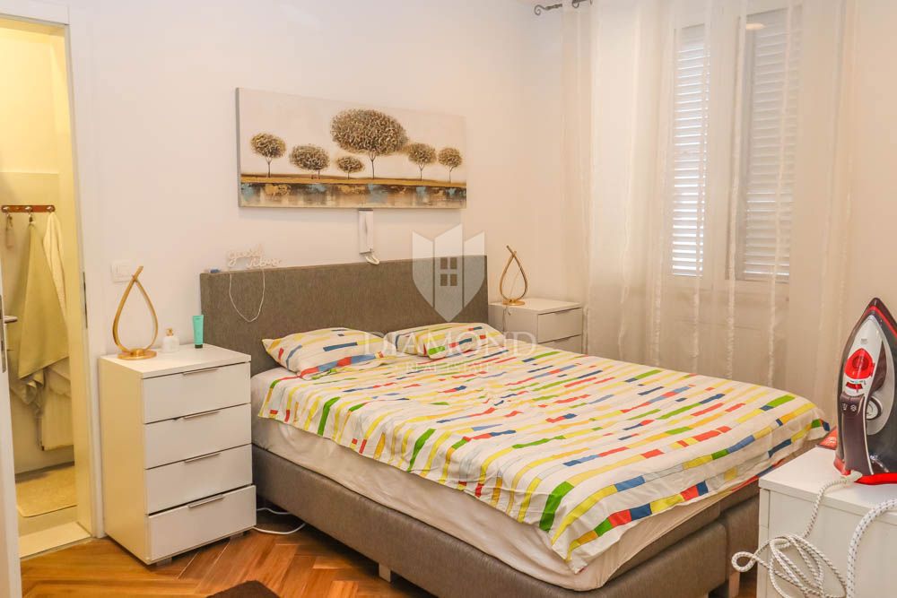 Pola, centro, piano con tre unità abitative