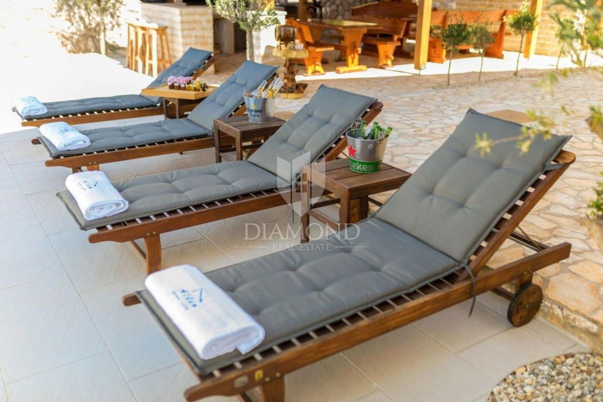 Krk, Klimno, casa con appartamenti con vista mare