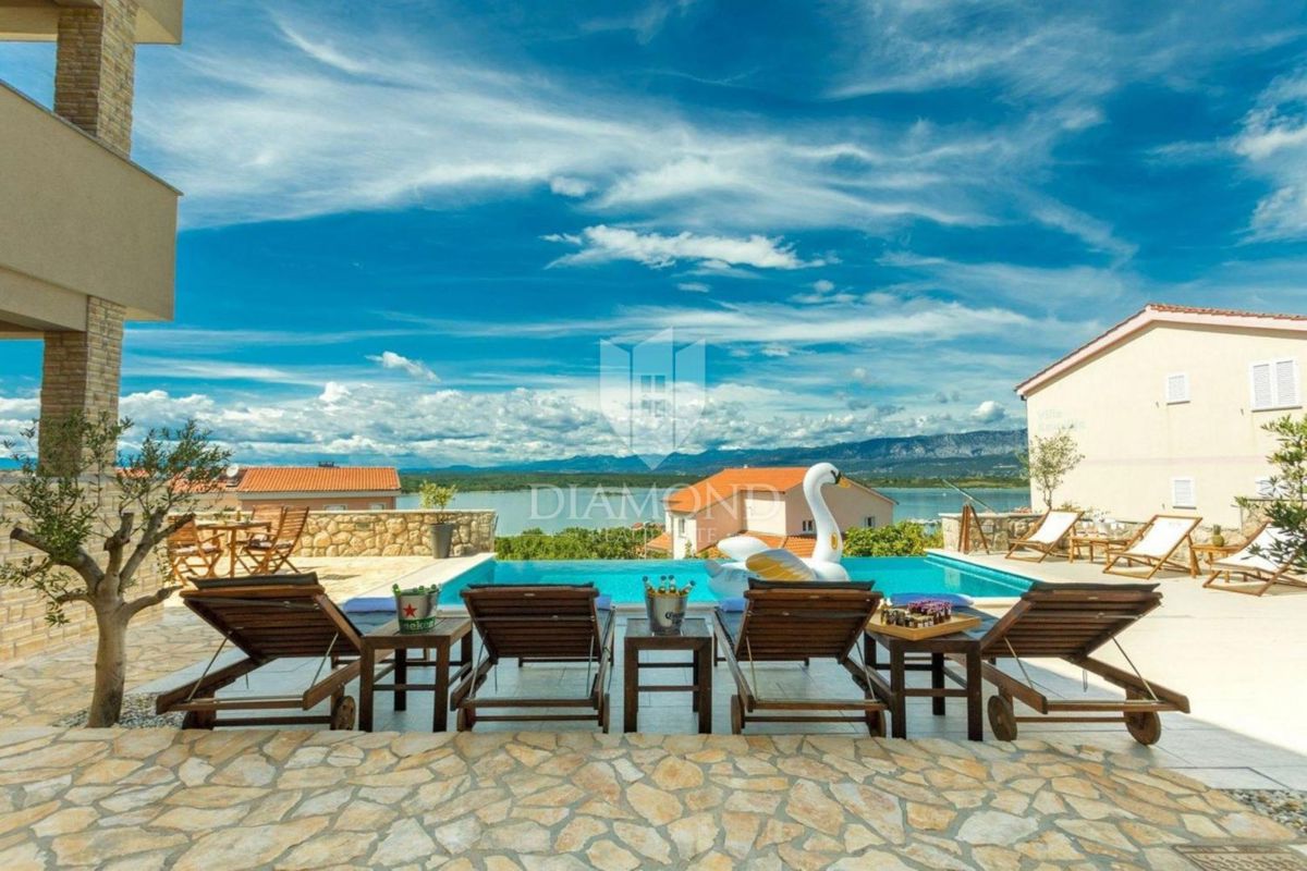 Krk, Klimno, casa con appartamenti con vista mare