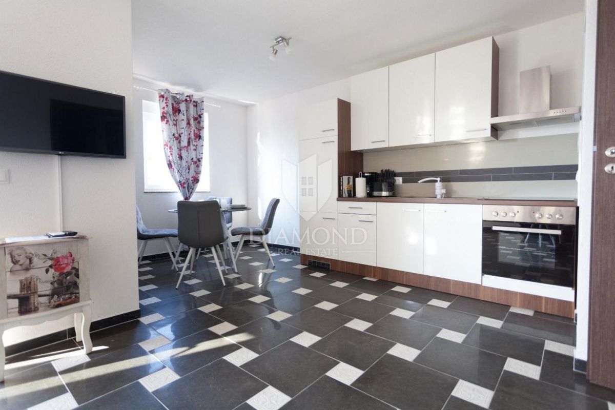 Krk, Klimno, casa con appartamenti con vista mare