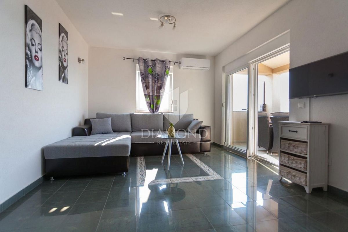 Krk, Klimno, casa con appartamenti con vista mare