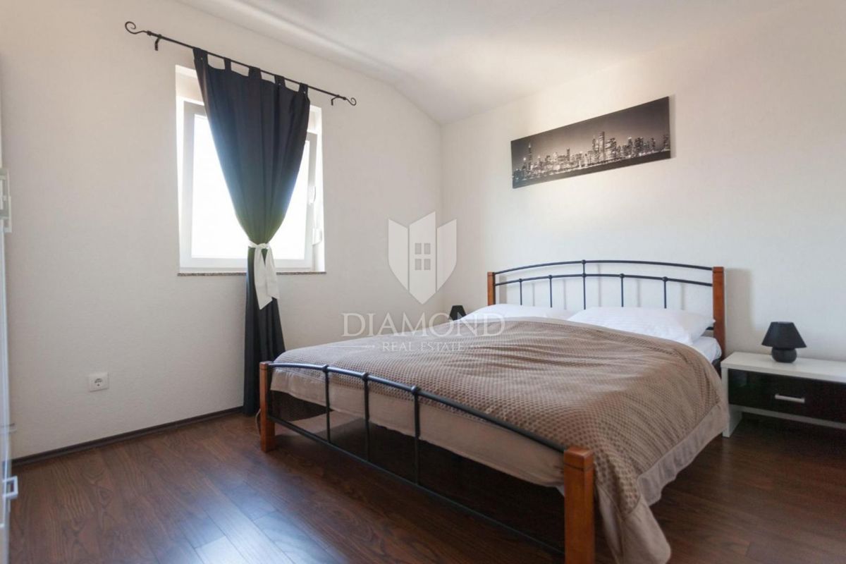 Krk, Klimno, casa con appartamenti con vista mare