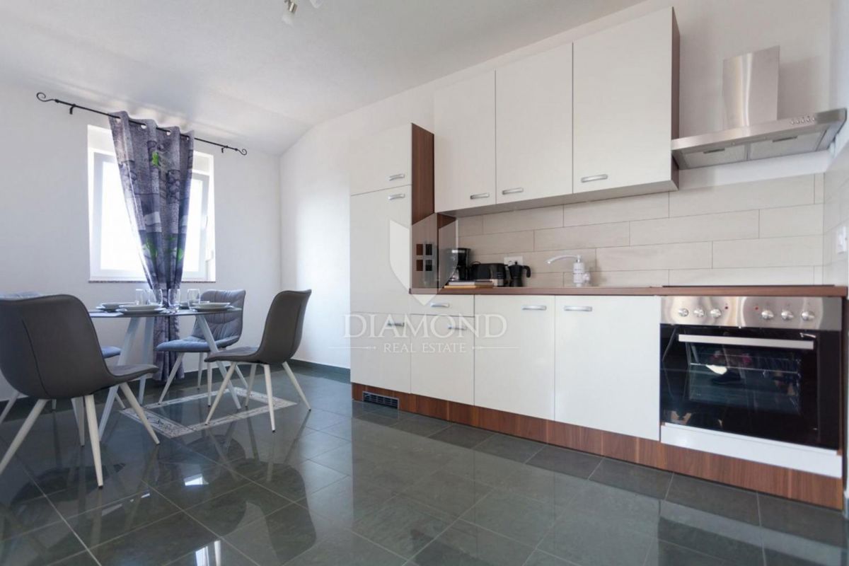 Krk, Klimno, casa con appartamenti con vista mare