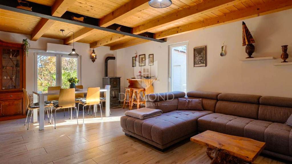 Un'oasi di pace con un grande giardino vicino a Žminj