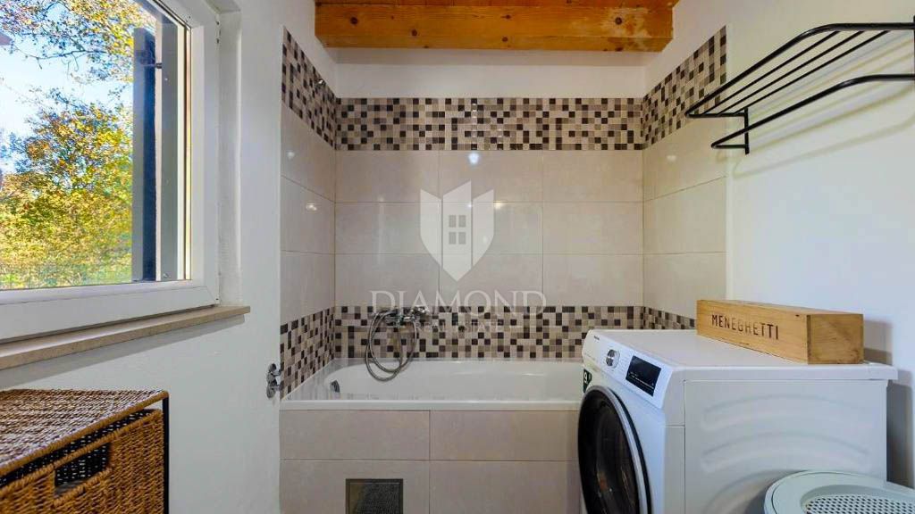 Un'oasi di pace con un grande giardino vicino a Žminj