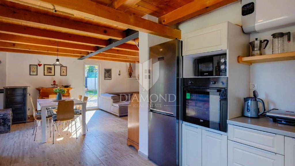 Un'oasi di pace con un grande giardino vicino a Žminj