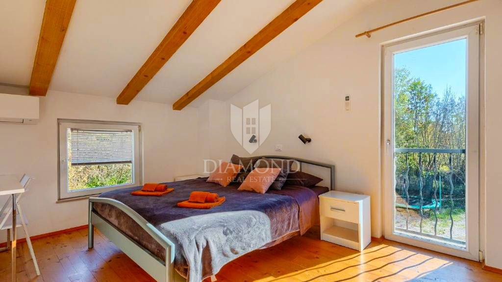 Un'oasi di pace con un grande giardino vicino a Žminj