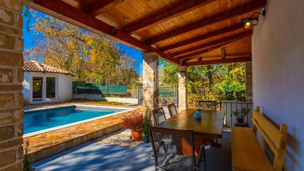 Un'oasi di pace con un grande giardino vicino a Žminj