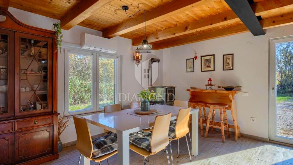 Un'oasi di pace con un grande giardino vicino a Žminj