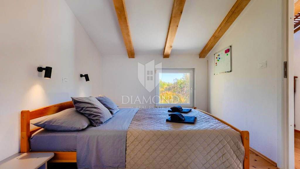 Un'oasi di pace con un grande giardino vicino a Žminj