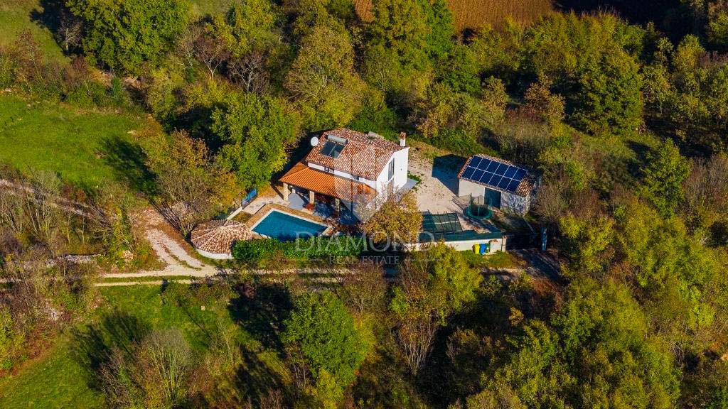 Un'oasi di pace con un grande giardino vicino a Žminj