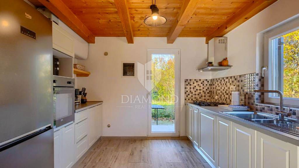 Un'oasi di pace con un grande giardino vicino a Žminj