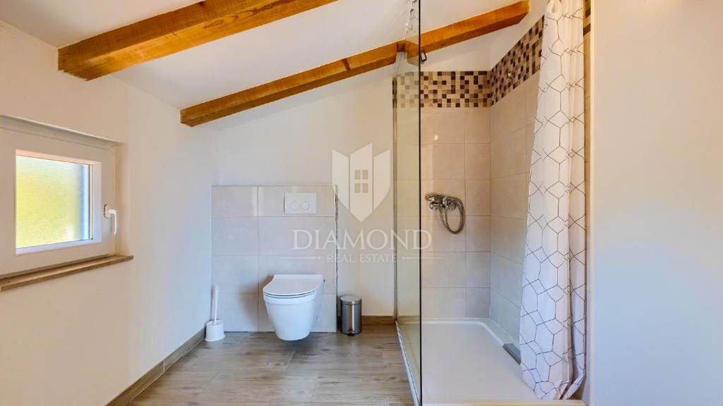 Un'oasi di pace con un grande giardino vicino a Žminj