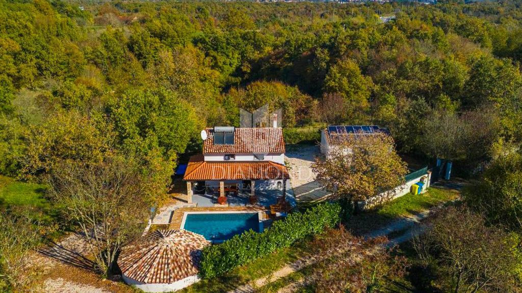 Un'oasi di pace con un grande giardino vicino a Žminj