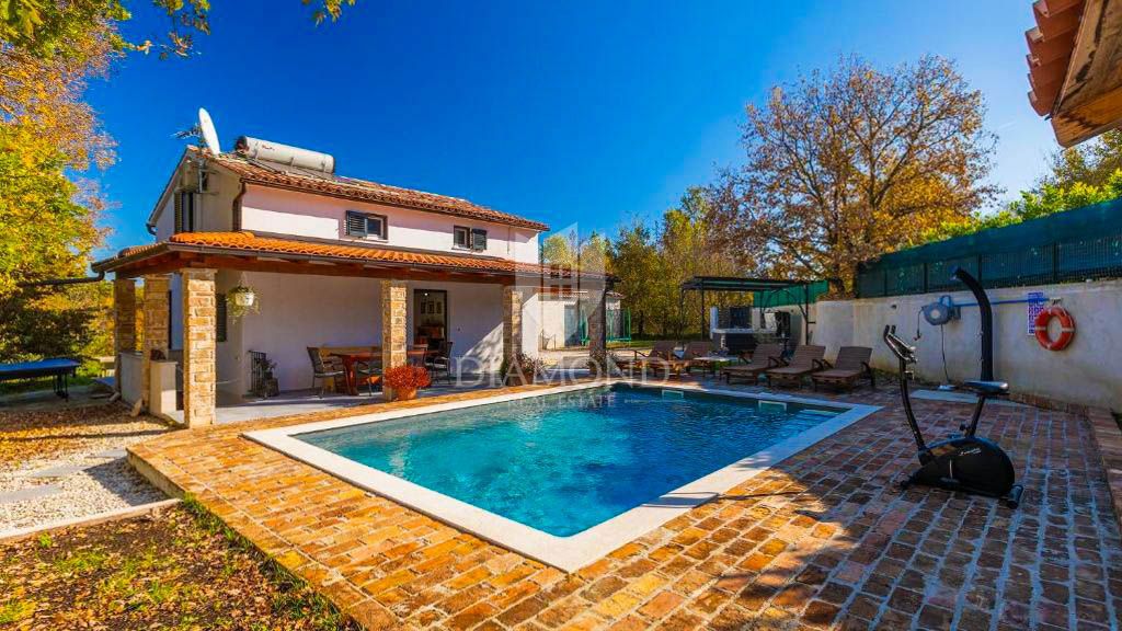 Un'oasi di pace con un grande giardino vicino a Žminj