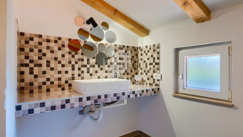 Un'oasi di pace con un grande giardino vicino a Žminj