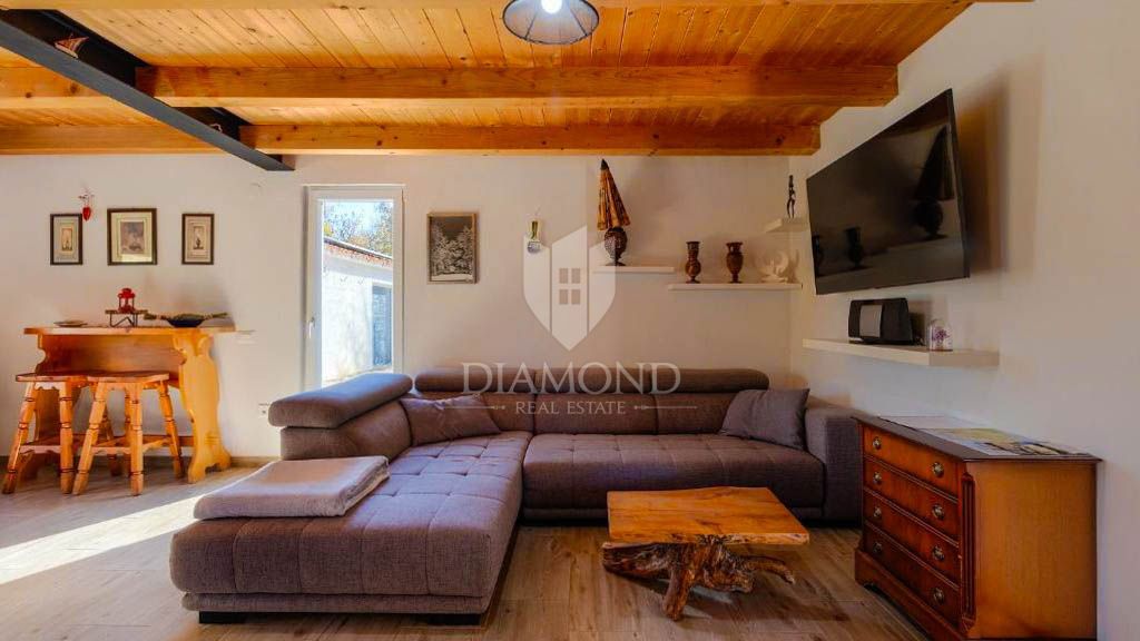 Un'oasi di pace con un grande giardino vicino a Žminj