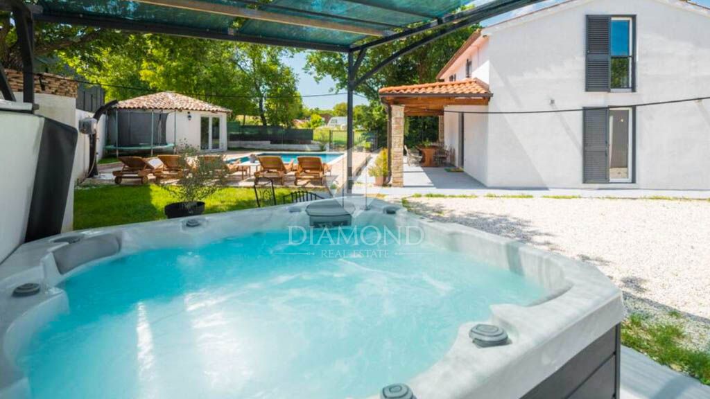 Un'oasi di pace con un grande giardino vicino a Žminj