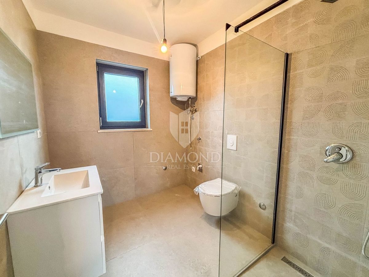 Parenzo, dintorni, appartamento con tre camere da letto al primo piano con terrazza sul tetto!